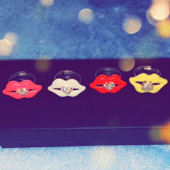 Jewelry - NEW 👄 4 Adorable Matching Kissable Bling Lips Pendant Rings gold, adjustable